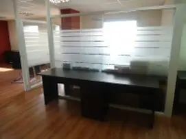 Muebles y cajas acomodados para traslado seguro