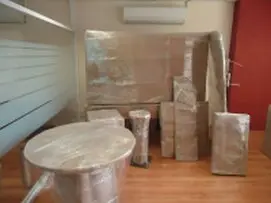 Equipo de mudanza acomodando carga para traslado